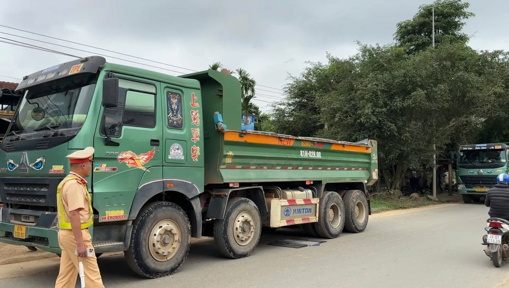 quang-ngai-xu-ly-xe-tai-cho-vat-lieu-cao-toc-vi-pham-tren-tuyen-tinh-lo-624 (1).jpg