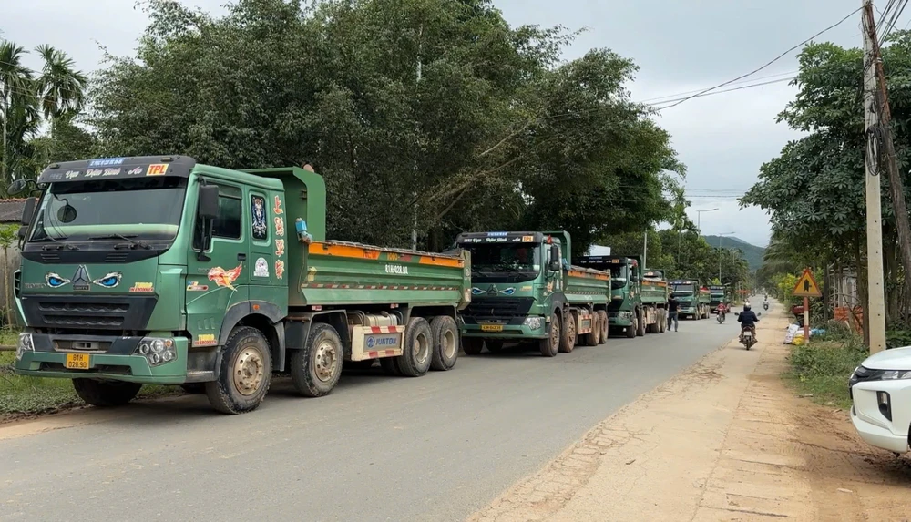 Quảng Ngãi: Xử lý xe tải chở vật liệu cao tốc vi phạm trên tuyến tỉnh lộ 624