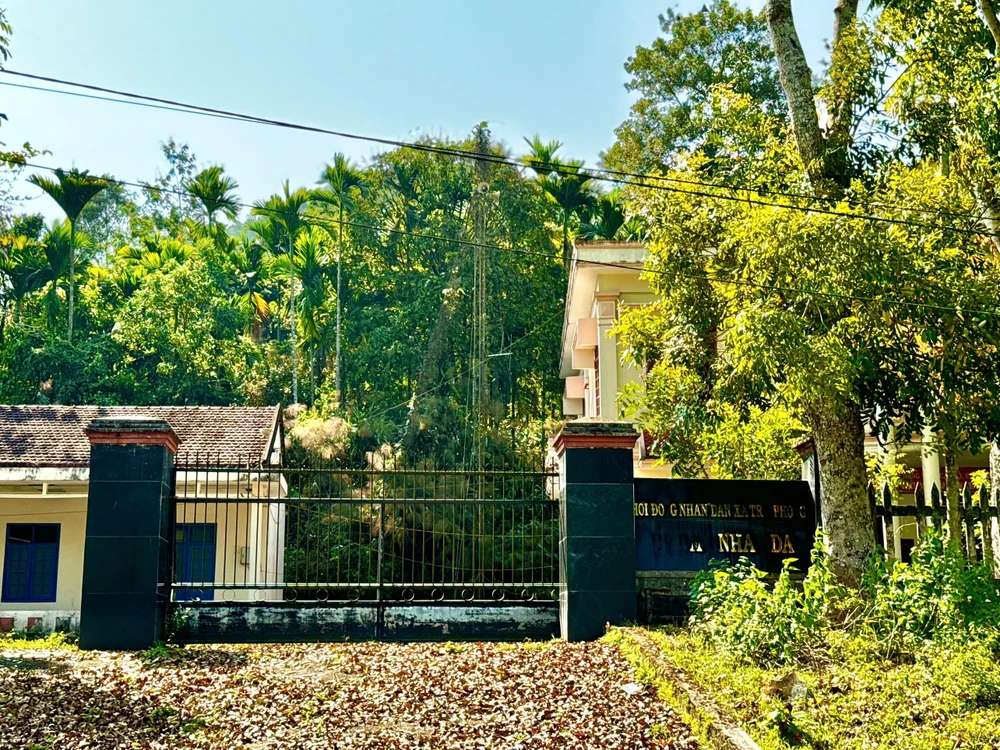 Nhiều trụ sở trăm tỷ bỏ hoang, xuống cấp ở tỉnh Quảng Ngãi