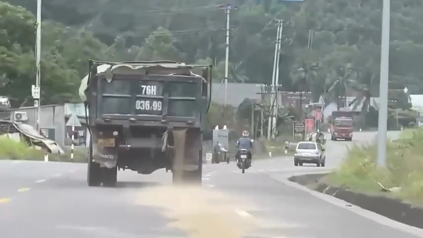 Quảng Ngãi: Phạt tài xế xe tải chở vật liệu xây dựng đổ đầy đường Quốc lộ