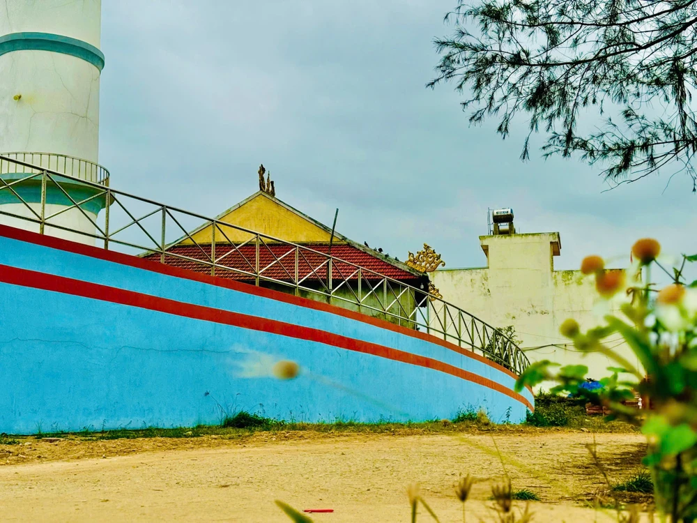 doc-dao-mieu-am-hon-hinh-con-tau-o-quang-ngai- (19).jpg