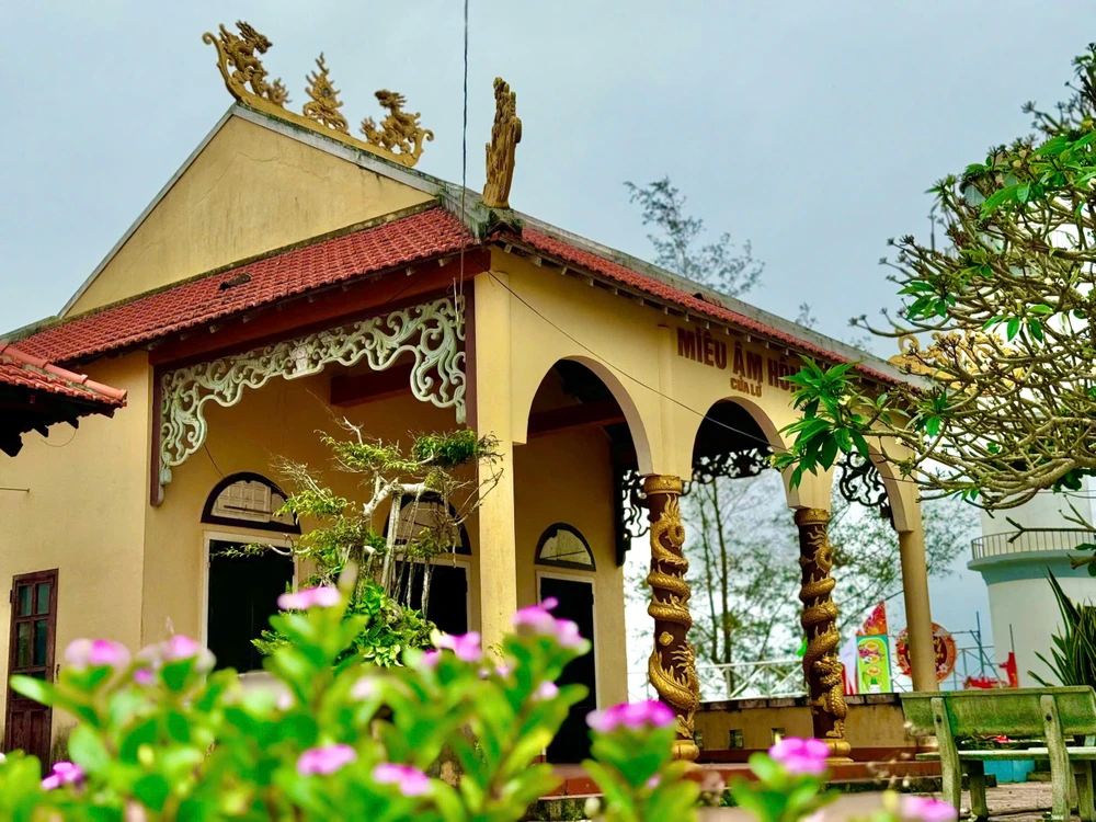 Độc đáo miếu Âm Hồn hình con tàu ở Quảng Ngãi