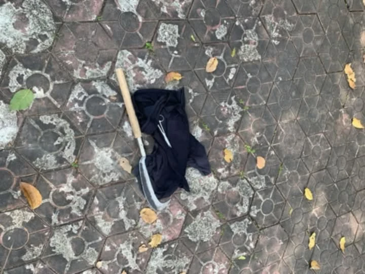 Thanh niên cầm rựa chạy vào bệnh viện, bệnh nhân chạy tán loạn