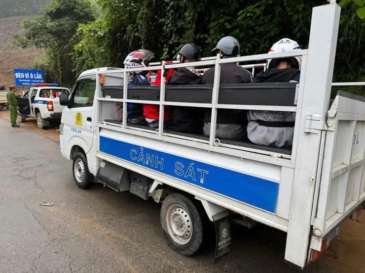 phat-hon-100-trieu-dong-voi-nhom-thanh-nien-san-may-mat-trat-tu-tren-deo-vi-o-lak (1).jpg