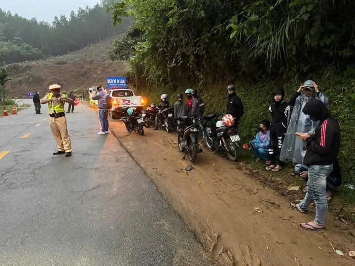 Phạt hơn 100 triệu đồng với nhóm thanh niên ‘săn mây’ mất trật tự trên đèo Vi Ô Lắk