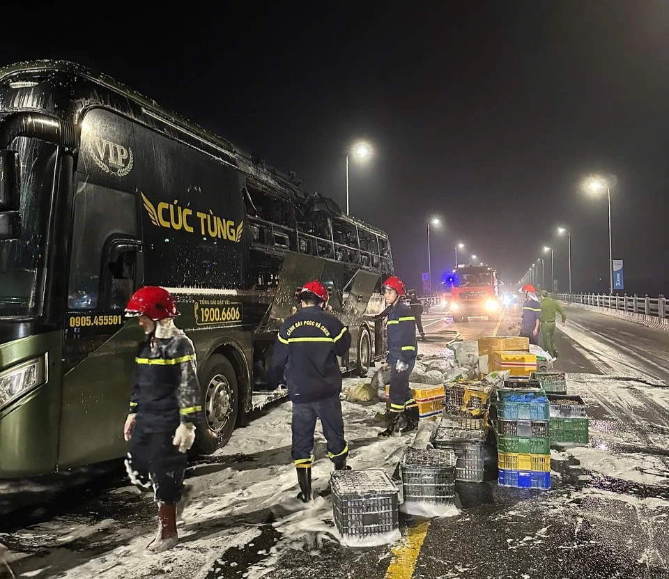Quảng Ngãi: Cháy xe khách trên cầu Trà Khúc 2, 24 hành khách thoát nạn