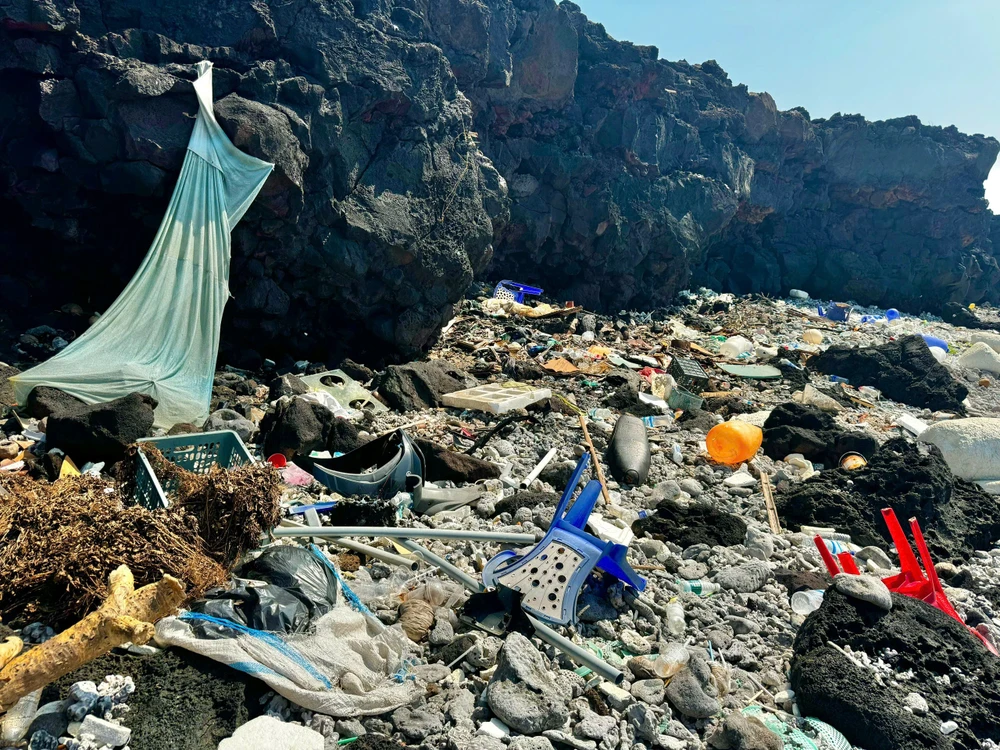Rác thải bủa vây đảo Bé, huyện Lý Sơn