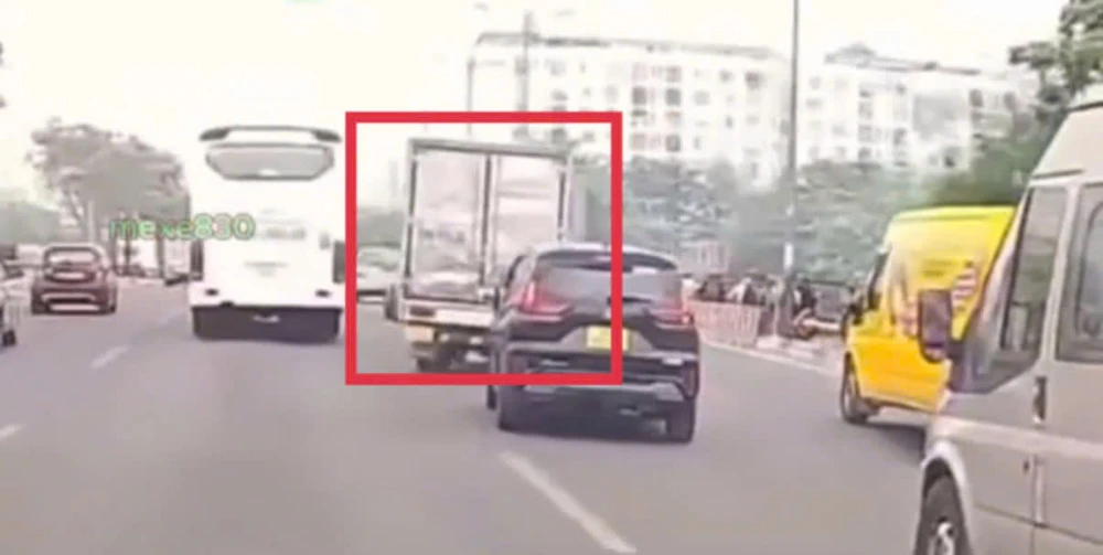 Xử phạt tài xế xe tải lạng lách, đánh võng trên đường Phạm Văn Đồng