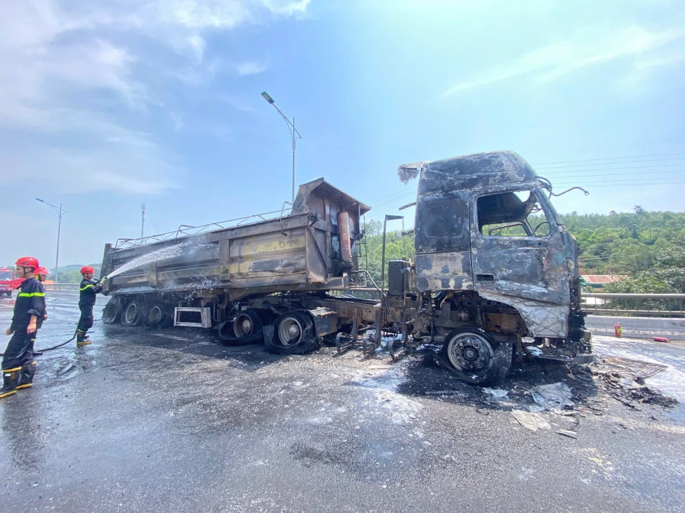 Quảng Ngãi: Xe đầu kéo cháy rụi trên Quốc lộ 1A