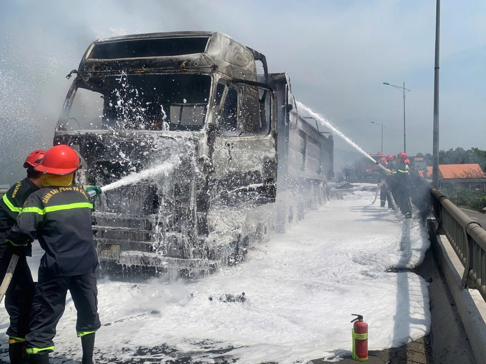 quang-ngai-xe-dau-keo-chay-rui-tren-quoc-lo-1a- (3).jpg