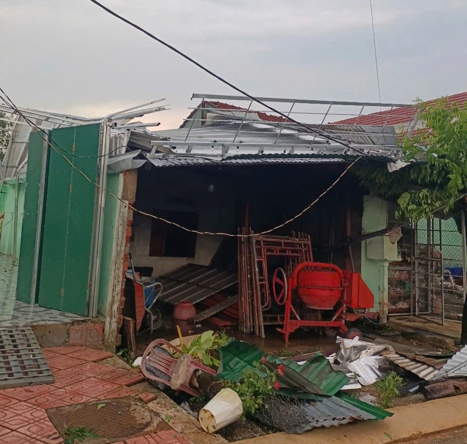 Dông lốc làm 95 nhà dân ở Quảng Ngãi hư hỏng, tốc mái