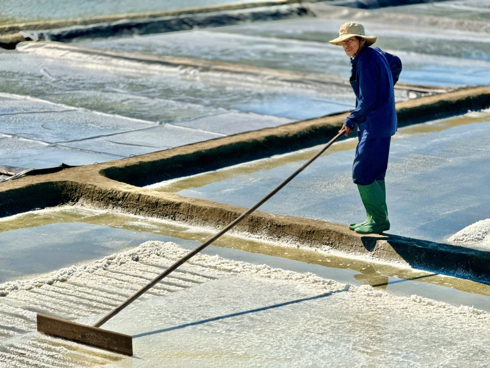 200-nam-nghe-lam-muoi-sa-huynh-o-quang-ngai- (2).jpg