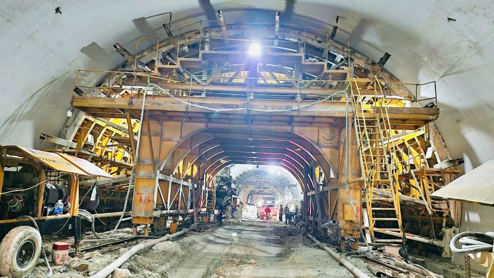 chuan-bi-thong-duong-ham-dai-nhat-cao-toc-bac-nam (44).jpg