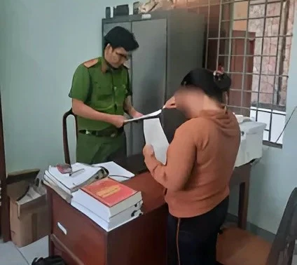 Bị bắt vì đem sổ đỏ giả đi công chứng