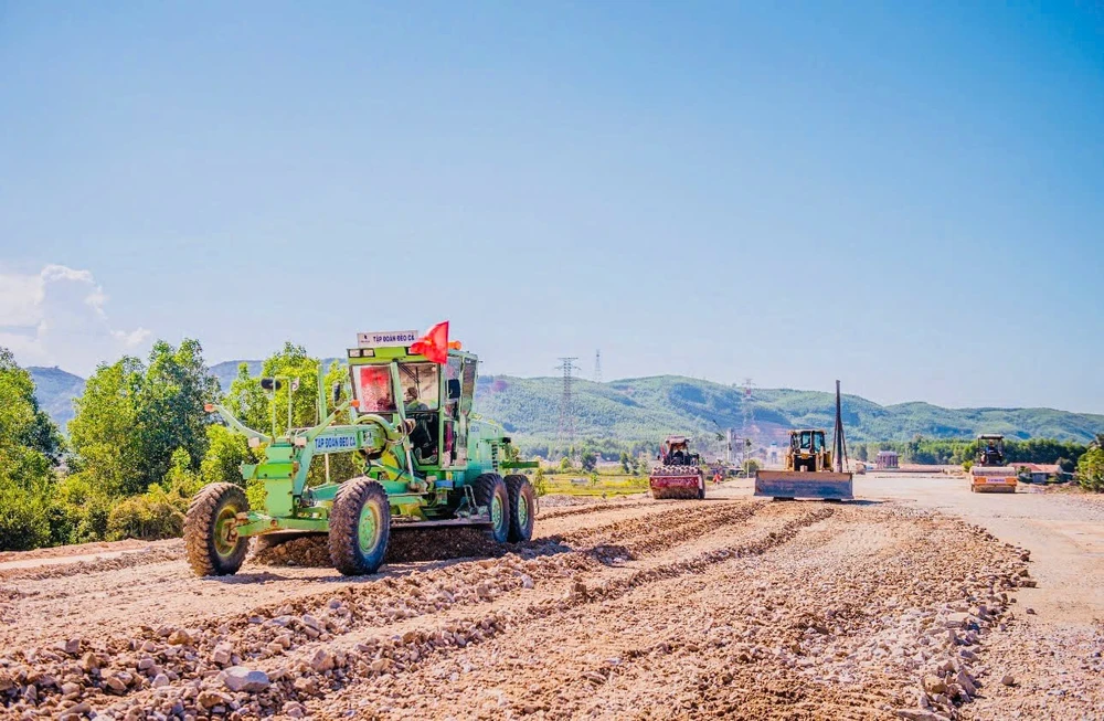 chay-dua-xuyen-le-tren-cong-truong-cao-toc-quang-ngai-hoai-nhon-4.jpg