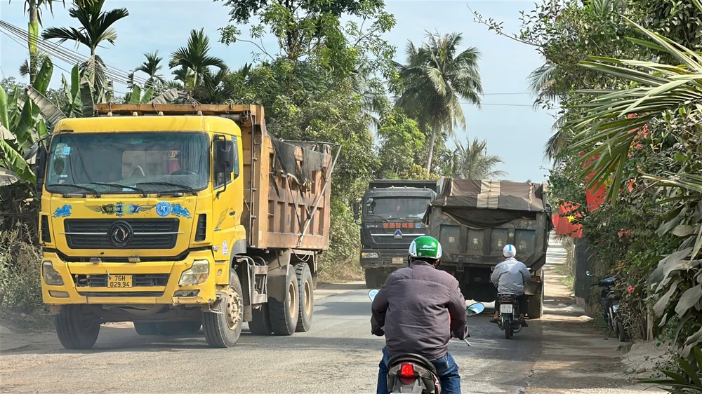 Quảng Ngãi: Xe tải chở vật liệu thi công cao tốc 'tung hoành’ tỉnh lộ 624