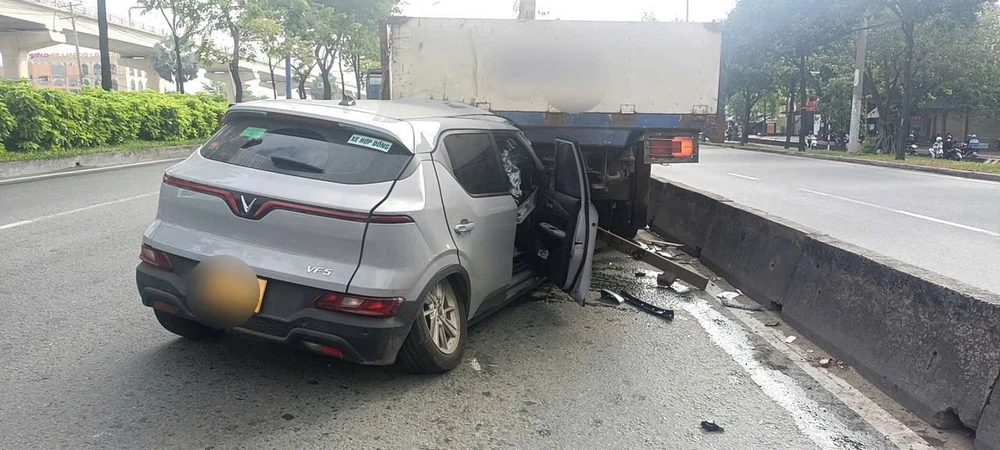 Tài xế mắc kẹt trong cabin sau tai nạn giữa ô tô công nghệ và xe tải ở TP Thủ Đức