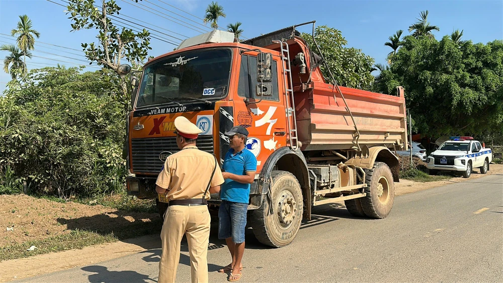 CSGT Quảng Ngãi siết chặt kiểm soát xe tải chở đất trên Tỉnh lộ 624