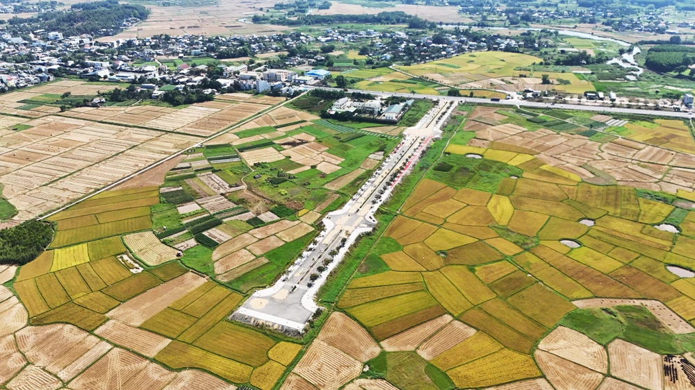 dau-tu-34-ti-dong-lam-duong-cut-dan-ra-giua-ruong- (11).jpg