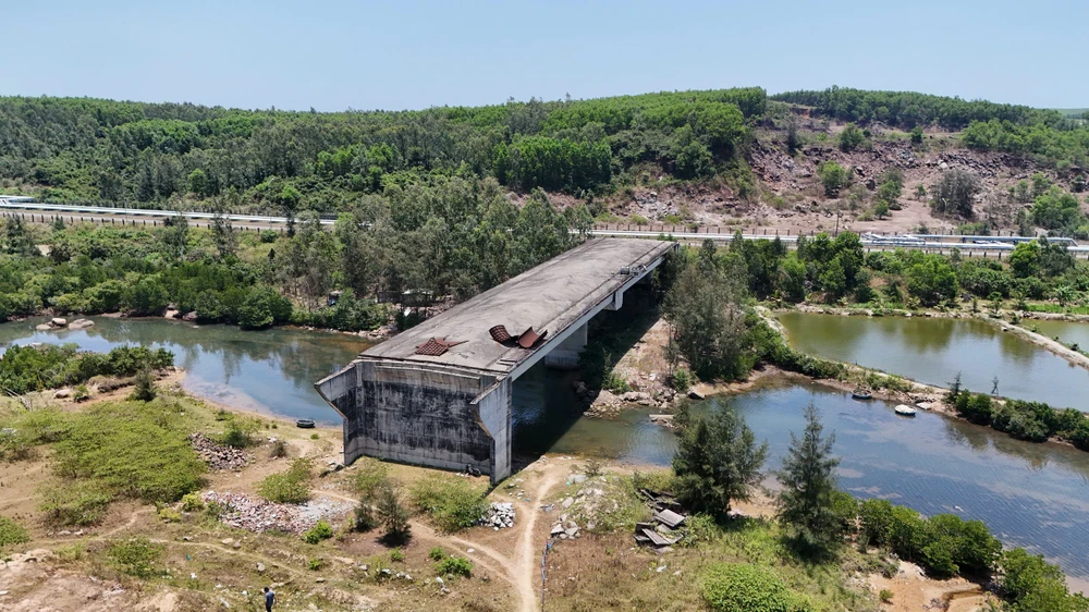 Một thập kỷ chưa xong đường vào Khu Công nghiệp phía đông Dung Quất
