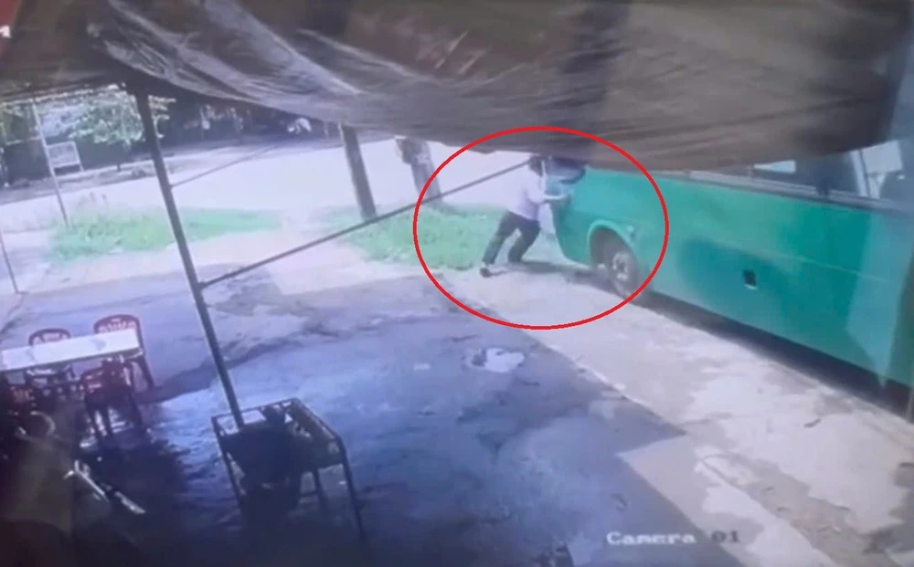 Quảng Ngãi: Ngăn xe buýt trôi, một nhân viên phục vụ bị xe cán tử vong