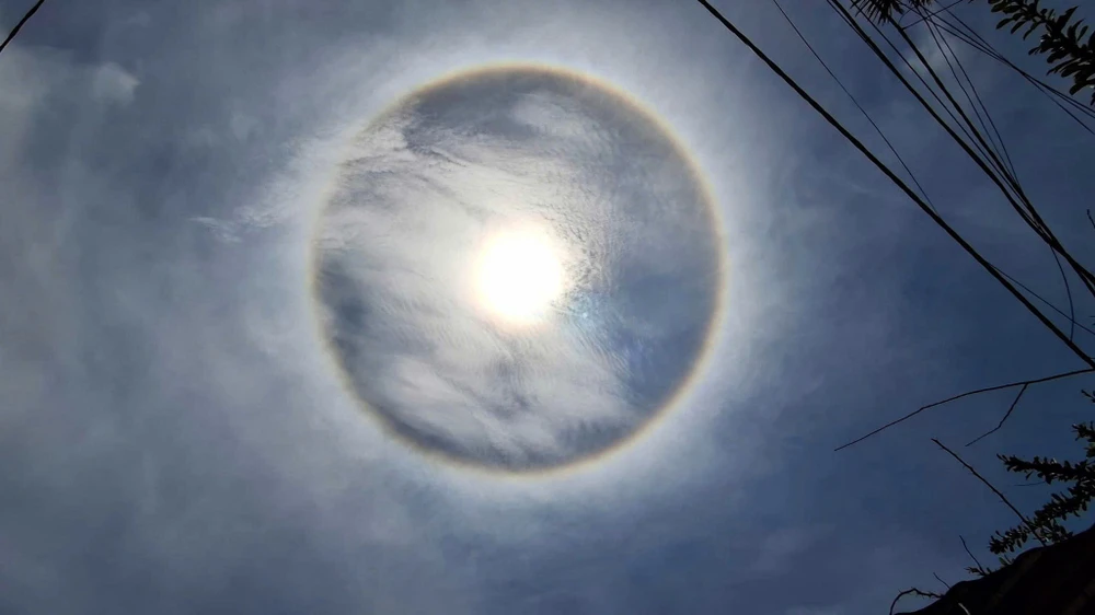 Quảng Ngãi: Quầng mặt trời xuất hiện kéo dài nhiều giờ