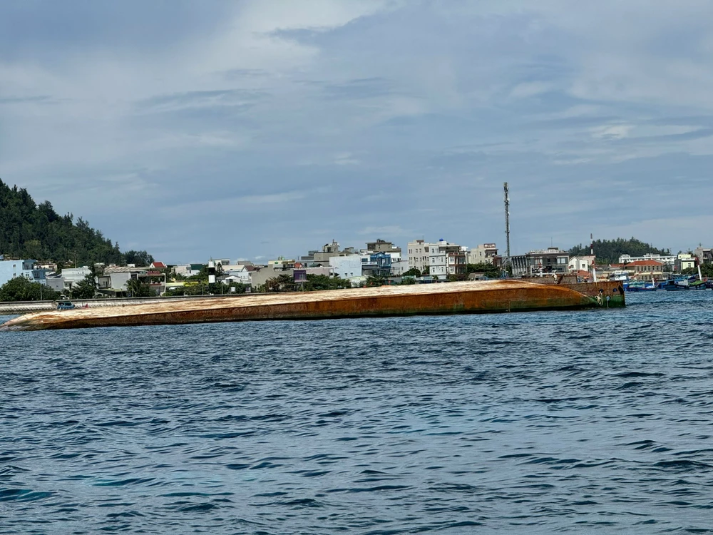 Quảng Ngãi: Đôn đốc trục vớt sà lan chìm ở Lý Sơn làm 9 người chết và mất tích