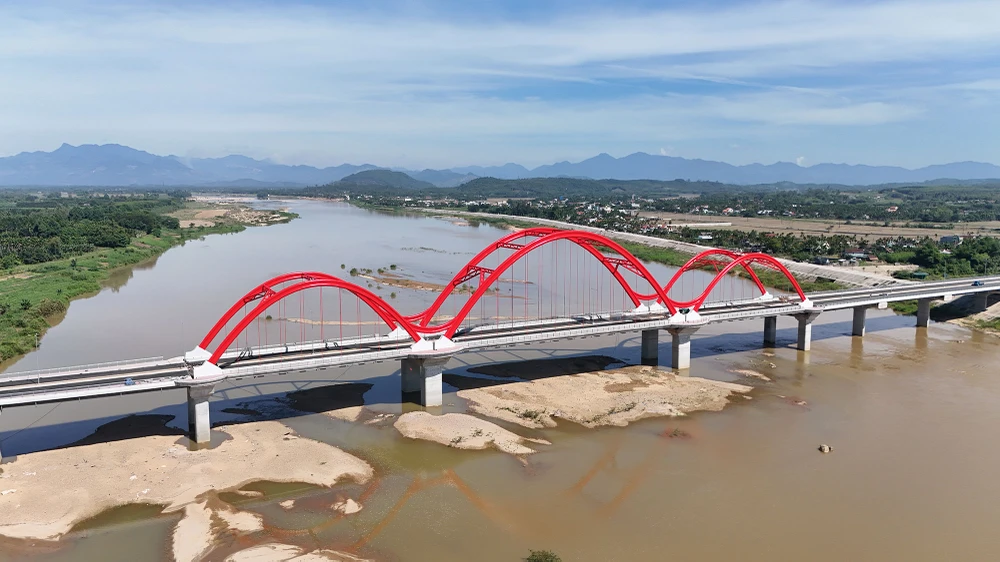 Chiêm ngưỡng cây cầu vòm thép đầu tiên bắc qua sông Trà Khúc