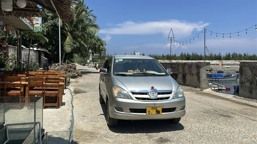 Tài xế kinh doanh du lịch đảo Lý Sơn chi tiền triệu chở xe vào đất liền đăng kiểm