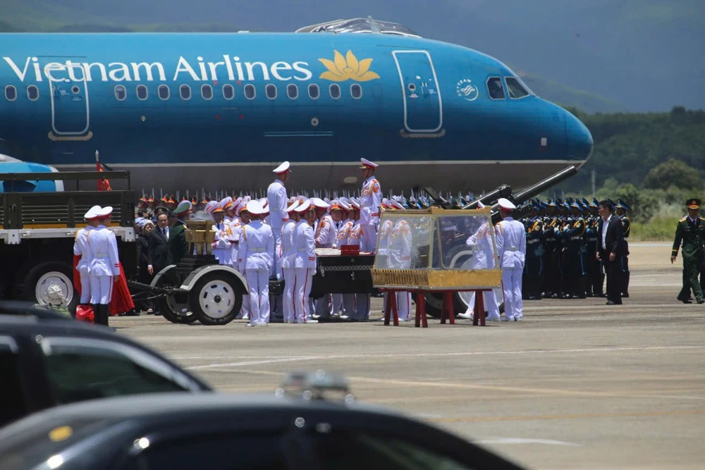 Toàn cảnh lễ an táng nguyên Chủ tịch nước Trần Đức Lương