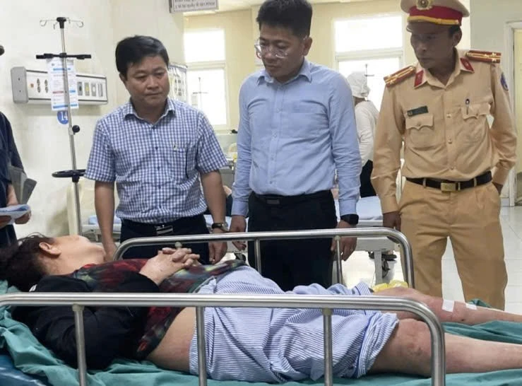 Ban ATGT tỉnh Quảng Ngãi thăm hỏi các nạn nhân vụ xe tải lật vào nhà dân