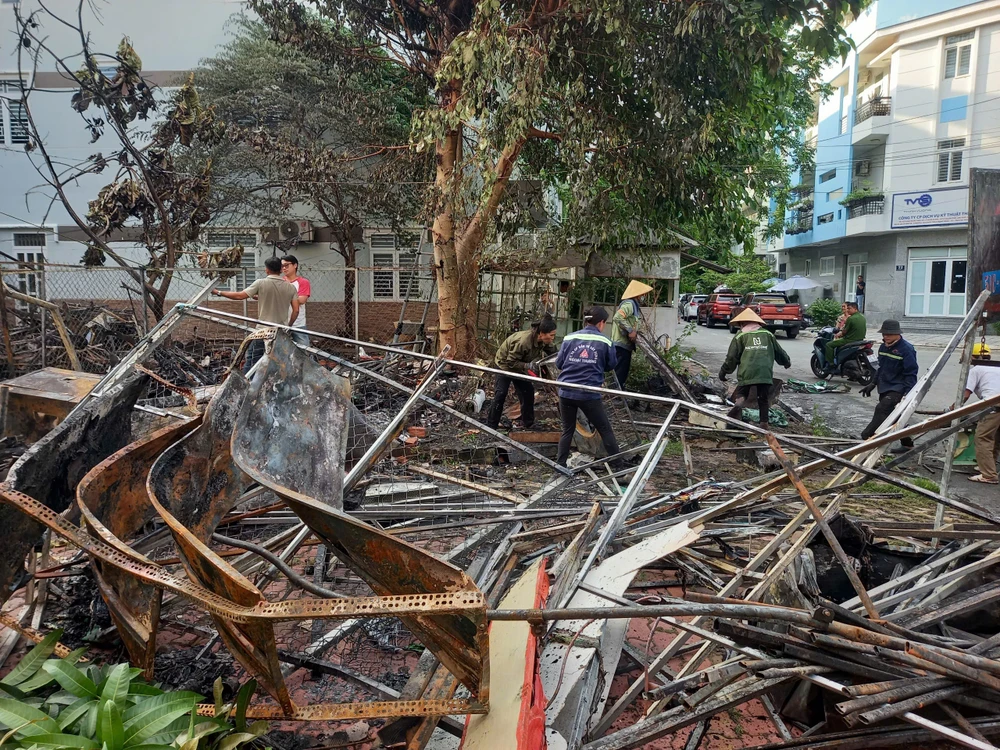 Đốt cỏ rác gây cháy lan, thiêu rụi kho chứa đồ ở TP Thủ Đức