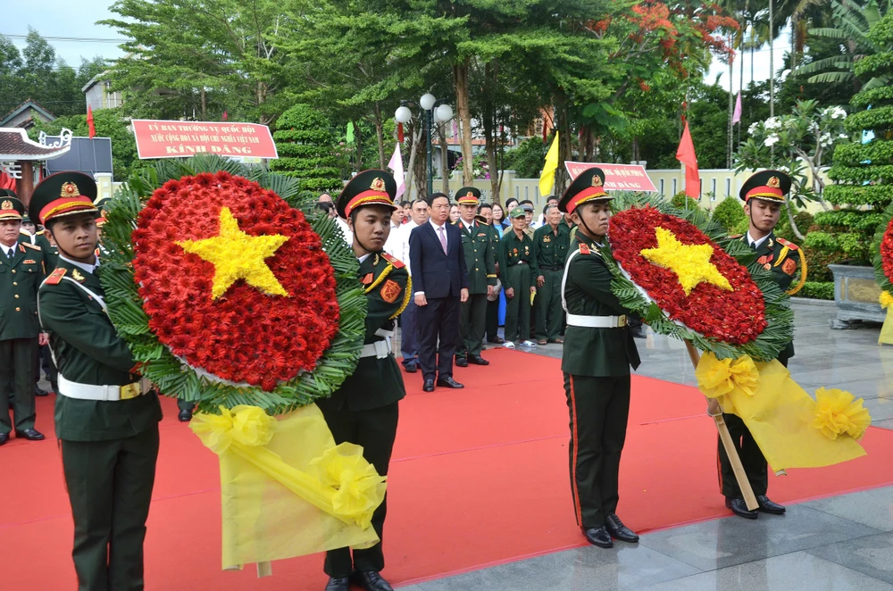 Phó Chủ tịch Quốc hội dâng hương tưởng niệm 60 năm Ngày chiến thắng Ba Gia
