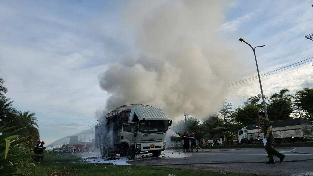 Xe tải bốc cháy dữ dội trên Quốc lộ 1A, hàng hóa bị thiêu rụi