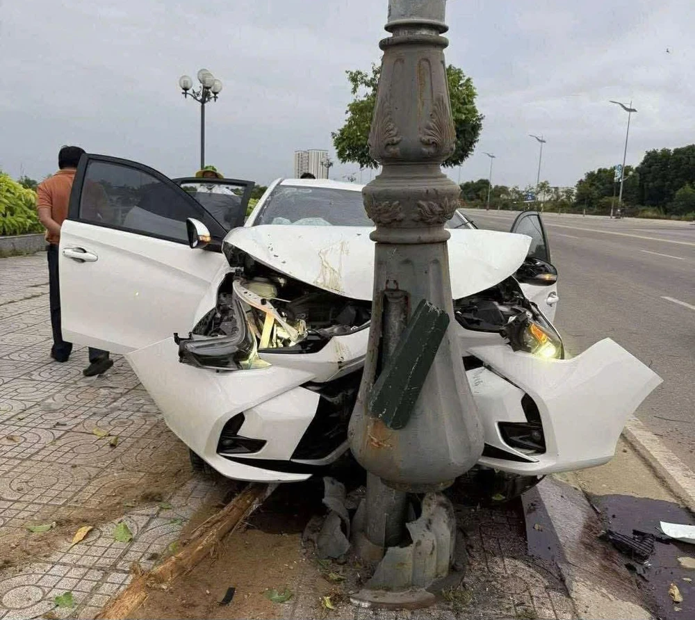 3 người trọng thương do ô tô tông vào trụ đèn ở Quảng Ngãi