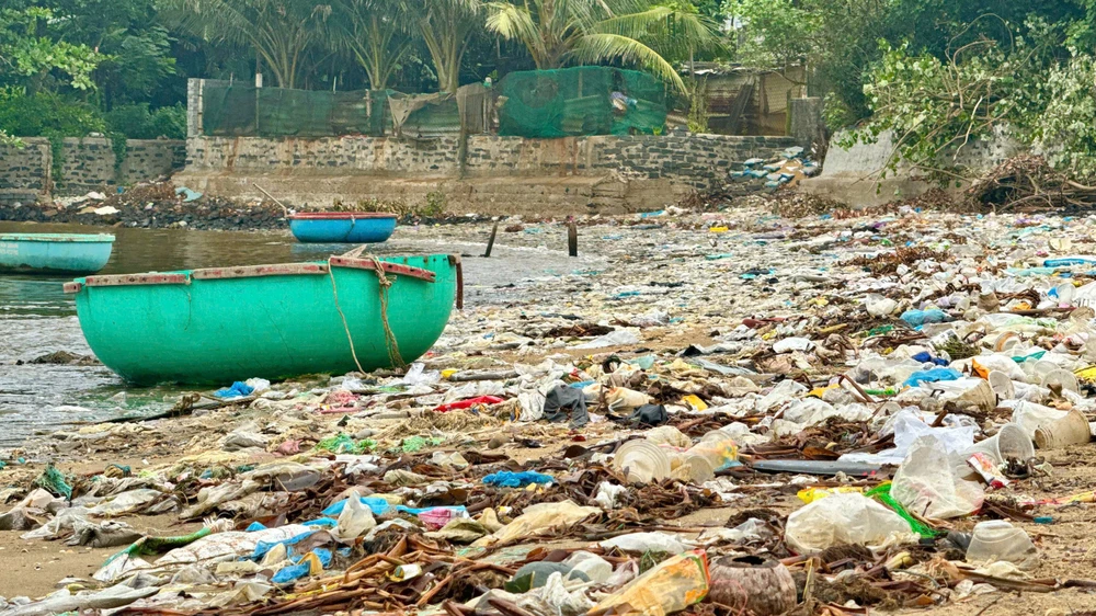 Quảng Ngãi: Rác thải tiếp tục bủa vây bờ biển An Vĩnh