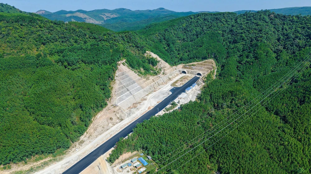 Cận cảnh đào hầm xuyên núi dài nhất cao tốc Bắc Nam