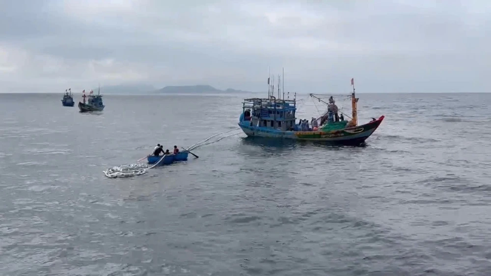 Cứu 11 ngư dân trong vụ tàu cá chìm gần đảo Lý Sơn