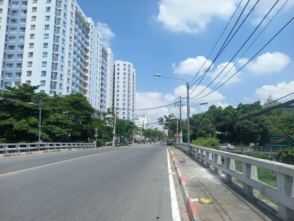 Tìm thân nhân của bé sơ sinh được phát hiện dưới rạch ở Bình Thạnh