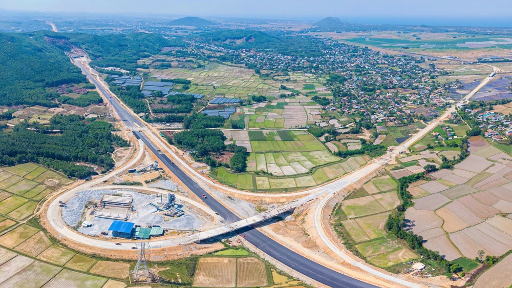 Cao tốc Quảng Ngãi - Hoài Nhơn lộ hình hài sau hơn hai năm thi công
