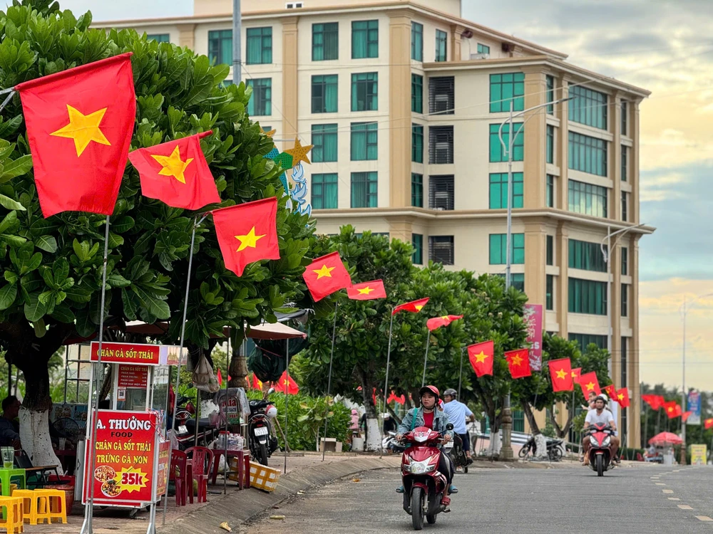 Rực rỡ cờ trên con đường dẫn vào trung tâm hành chính huyện Lý Sơn.