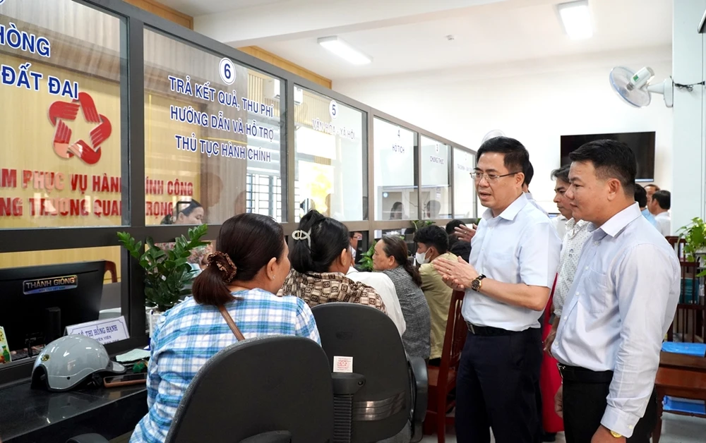 Chủ tịch Quảng Ngãi kiểm tra vận hành Trung tâm Phục vụ hành chính công cấp xã