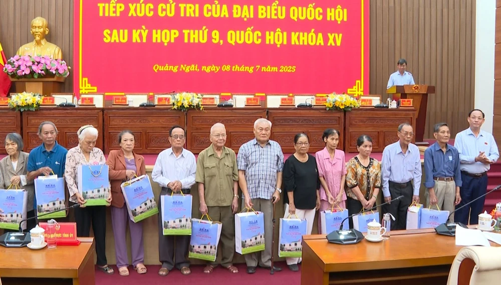 pho-chu-tich-quoc-hoi-tran-quang-phuong-tiep-xuc-cu-tri-tinh-quang-ngai-1.jpg