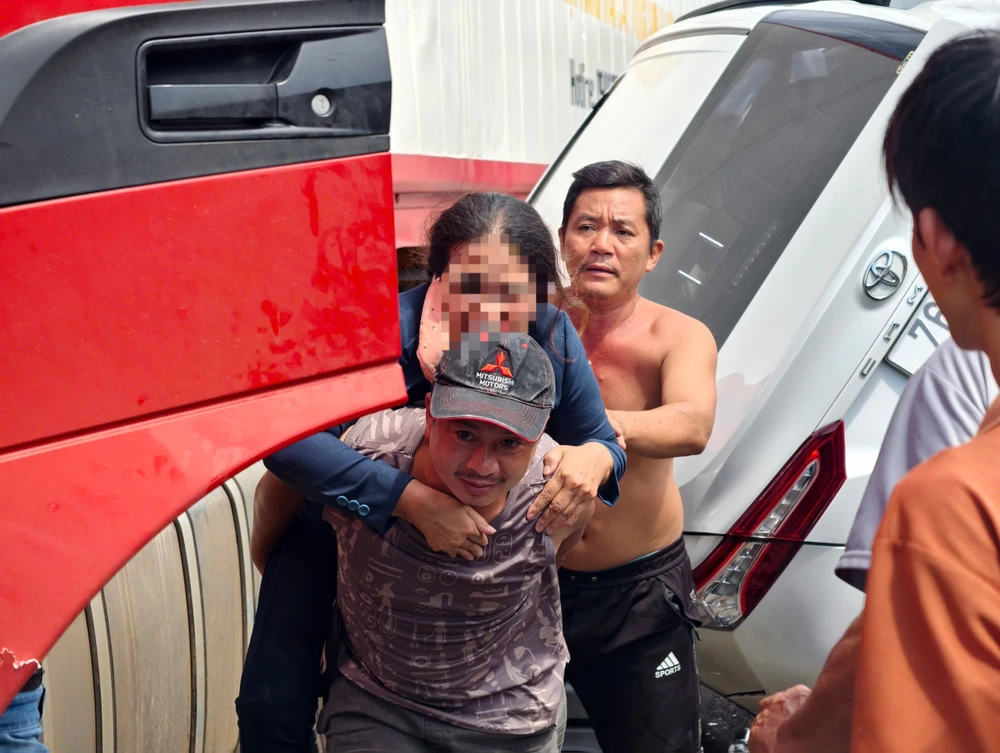 giai-cuu-3-nguoi-ket-trong-o-to-sau-va-cham-voi-xe-dau-keo-o-quang-ngai-3.jpg