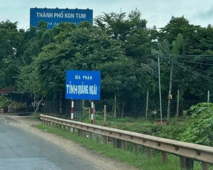Quảng Ngãi: Khẩn trương xử lý biển báo 'địa phận tỉnh Quảng Ngãi' nhem nhuốc trên quốc lộ