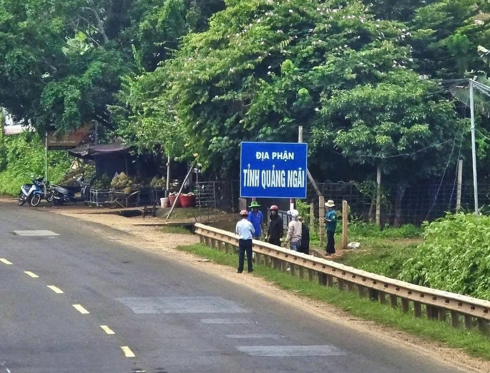Khắc phục xong biển báo ‘địa phận tỉnh Quảng Ngãi’ nhem nhuốc trên Quốc lộ