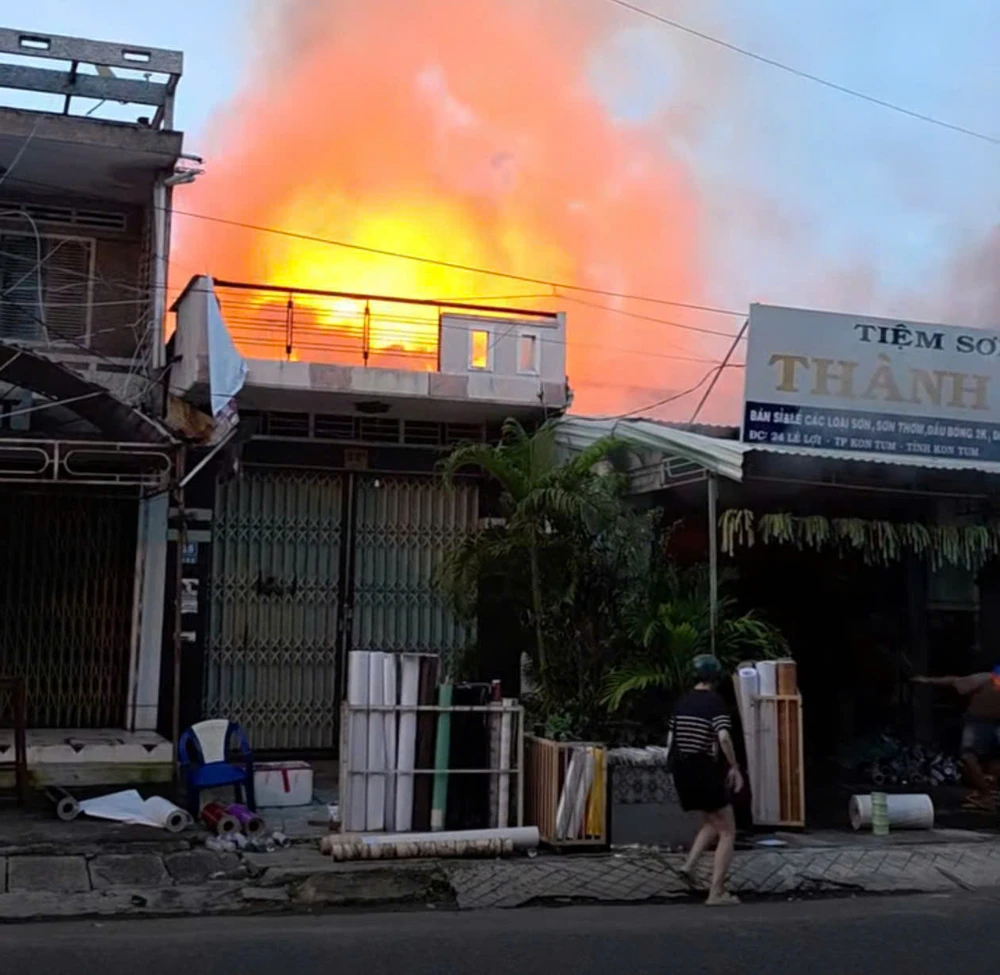 Đám cháy lớn bốc lên từ cửa hàng sơn, cột khói cao có thể nhìn thấy từ khoảng cách vài km.