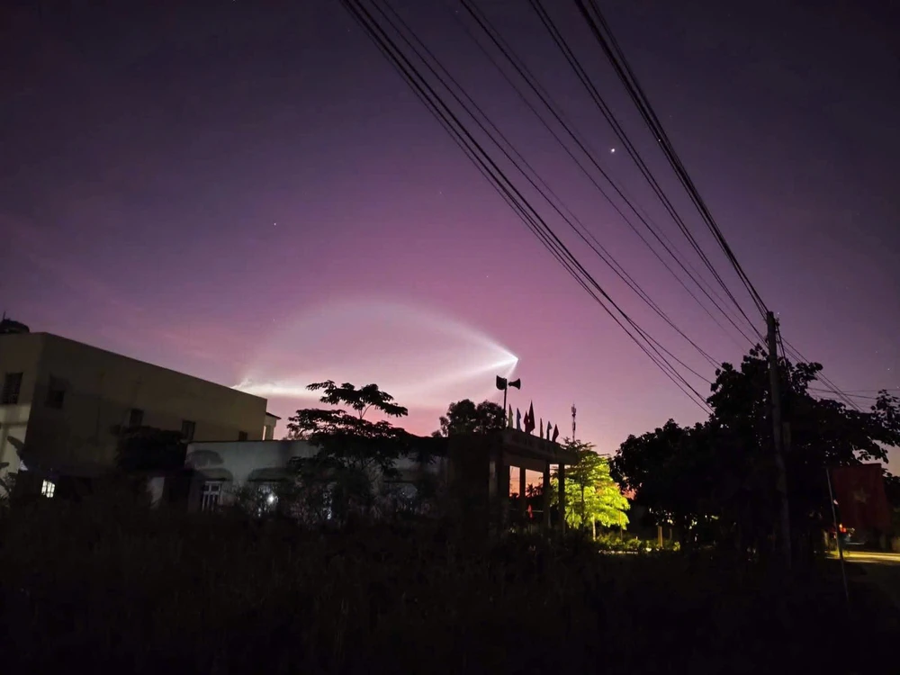 Vệt sáng lạ xuất hiện trên bầu trời Quảng Ngãi