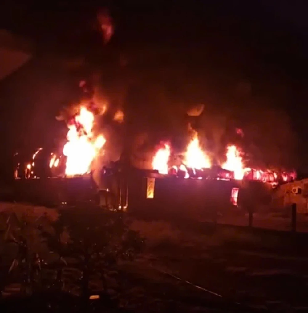 Cháy lớn xưởng nhựa ở Quảng Ngãi, đang tích cực dập lửa