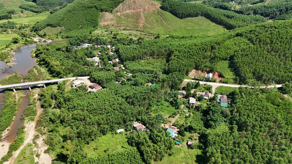 Hơn 30 hộ dân ở Quảng Ngãi 4 năm mỏi mòn 'chờ điện'